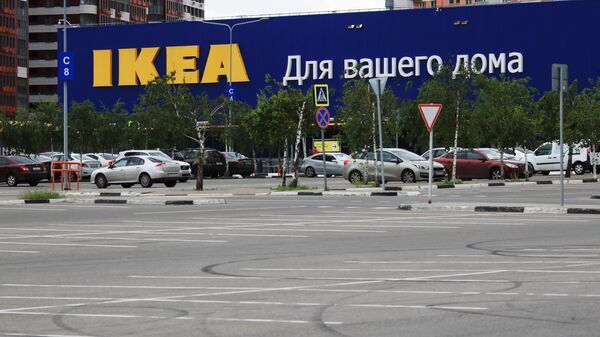 Пустая парковка у магазина Икеа в Москве