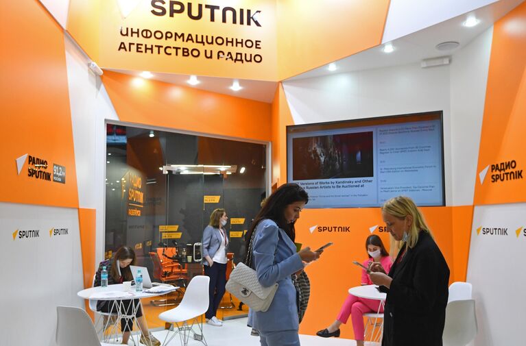 Стенд студии радио Sputnik на Петербургском международном экономическом форуме - 2022