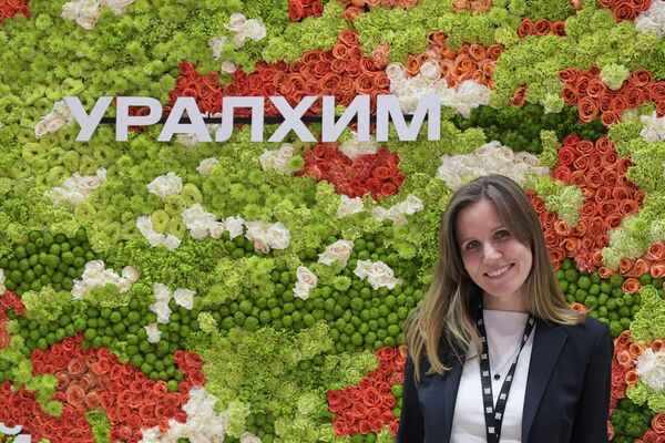 Девушка на стенде компании Уралхим на выставке XXV Петербургского международного экономического форума