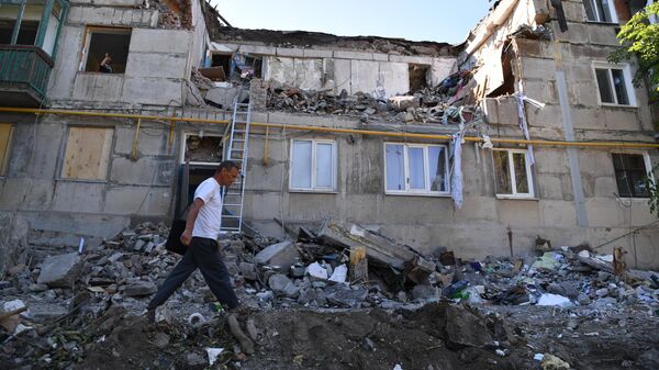 Последствия обстрела в Стаханове со стороны украинских войск