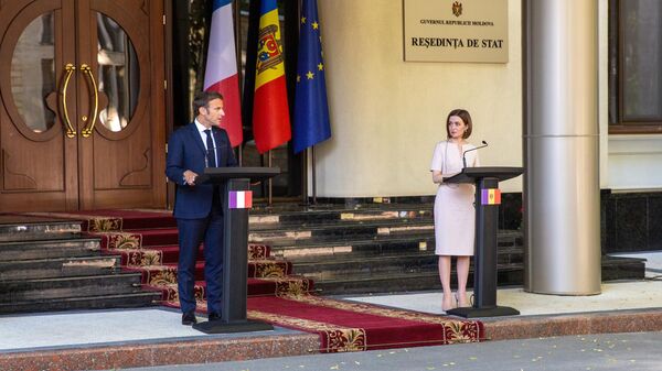 Президент Франции Эммануэль Макрон и президент Молдавии Майя Санду на пресс-конференции по итогам встречи в Кишиневе
