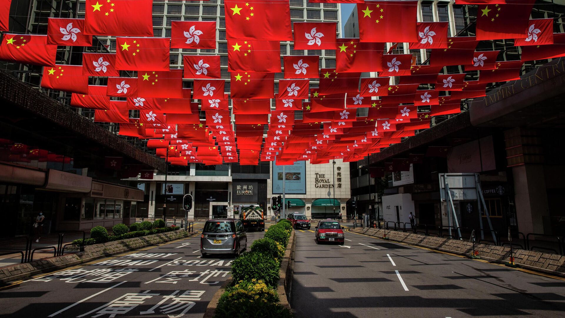 Китайский и гонконгский флаги вывешены на дороге в Гонконге - РИА Новости, 1920, 16.06.2022