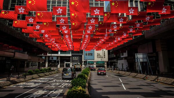 Китайский и гонконгский флаги вывешены на дороге в Гонконге