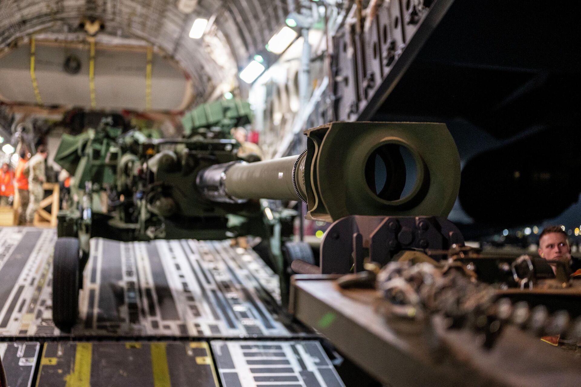 Выгрузка гаубиц M777 для ВСУ из самолета C-17 Globemaster III ВВС США - РИА Новости, 1920, 30.06.2022