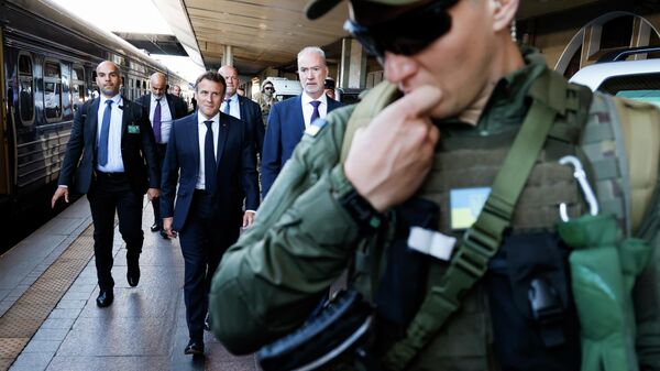 Президент Франции Эммануэль Макрон на железнодорожном вокзале в Киеве