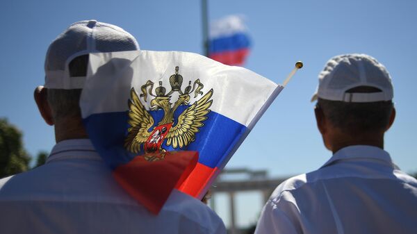 Жительницу Обнинска осудили на полгода за плевок на флаг России