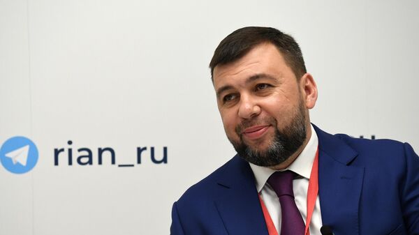 Глава ДНР Денис Пушилин дает интервью на стенде РИА Новости, представленном на Петербургском международном экономическом форуме - 2022