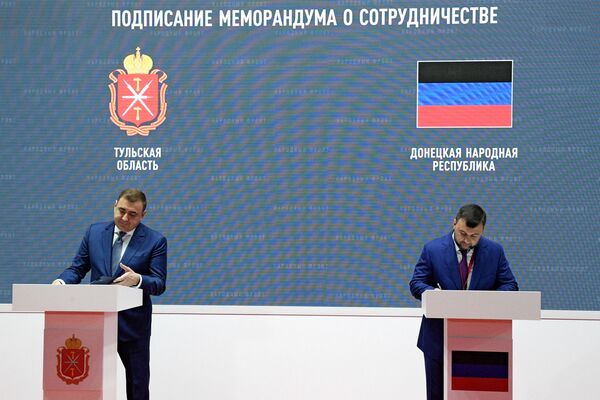 Глава ДНР Денис Пушилин и губернатор Тульской области Алексей Дюмин на церемонии подписания соглашения о сотрудничестве на ПМЭФ-2022