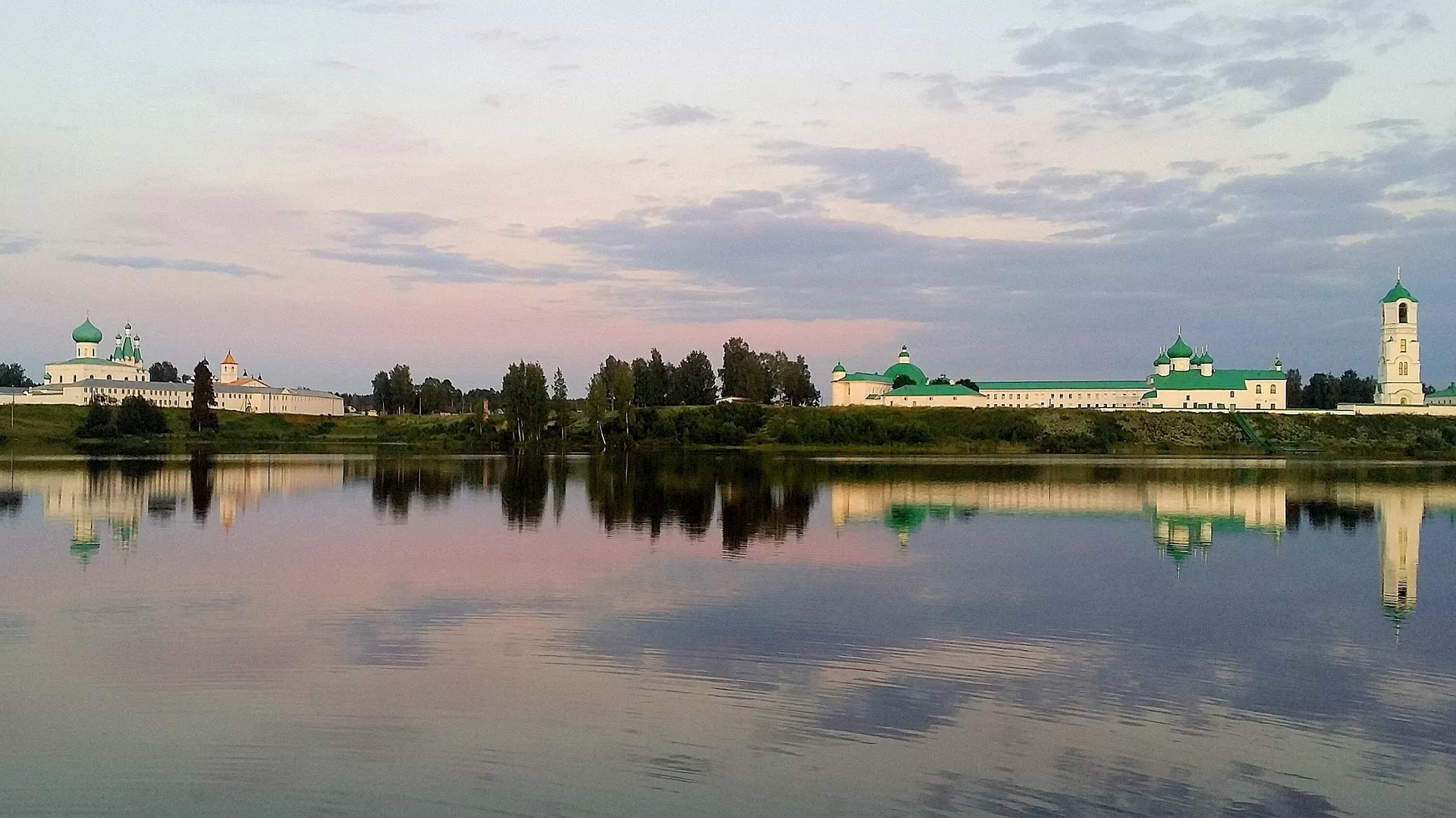 Вид на Александро-Свирский монастырь с берега Рощинского озера Вид на Александро-Свирский монастырь с берега Рощинского озера - РИА Новости, 1920, 24.04.2024