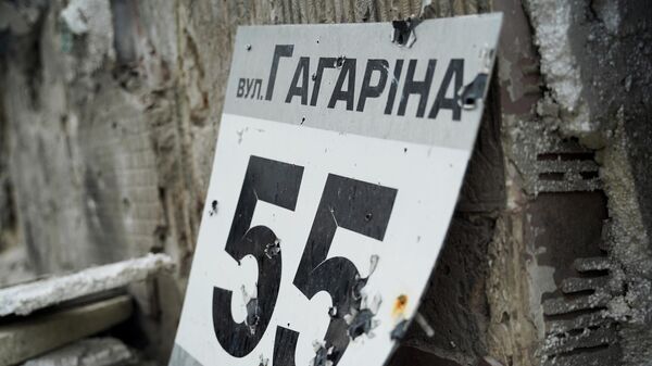 Поврежденная осколками адресная табличка на улице Гагарина в Северодонецке