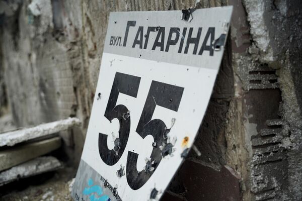 Поврежденная осколками адресная табличка на улице Гагарина в Северодонецке