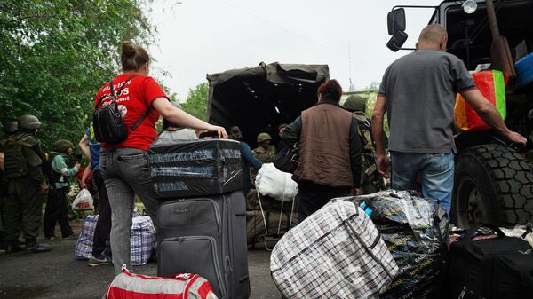 Военнослужащие эвакуируют мирных жителей из примыкающих к территории завода Азот домов в Северодонецке