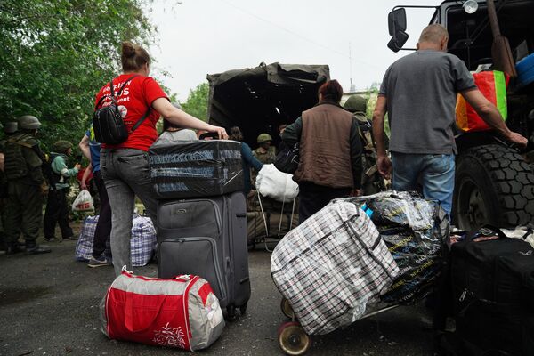 Военнослужащие НМ ЛНР эвакуируют мирных жителей из примыкающих к территории завода Азот домов в Северодонецке