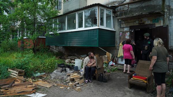 Местные жители возле подъезда жилого дома на одной из улиц Северодонецка