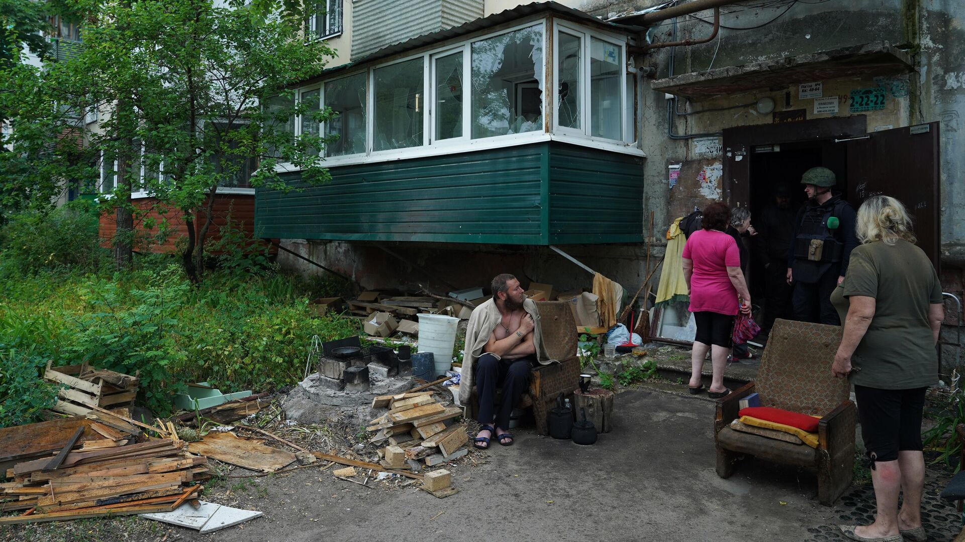 Местные жители возле подъезда жилого дома на одной из улиц Северодонецка - РИА Новости, 1920, 20.06.2022