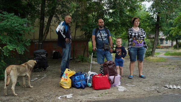 Местные жители ожидают эвакуации на одной из улиц в Северодонецке