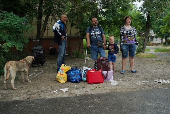 Местные жители ожидают эвакуации на одной из улиц в Северодонецке