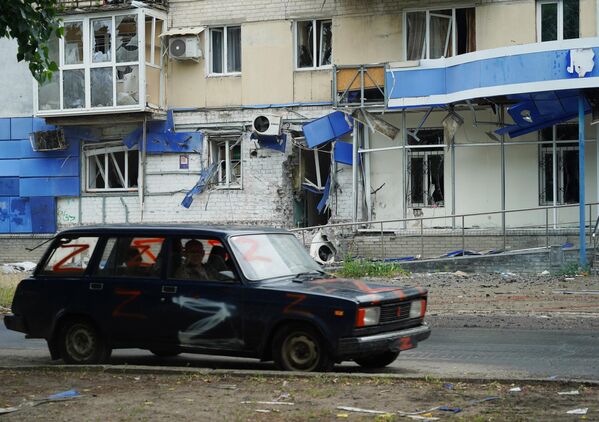 Частично разрушенное здание на одной из улиц Северодонецка