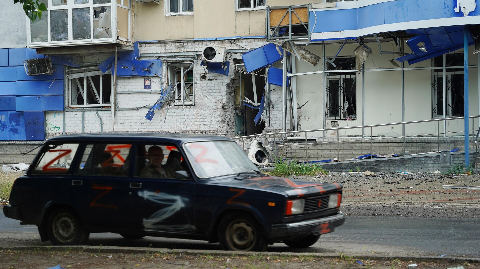 Частично разрушенное здание на одной из улиц Северодонецка - РИА Новости, 1920, 23.06.2022
