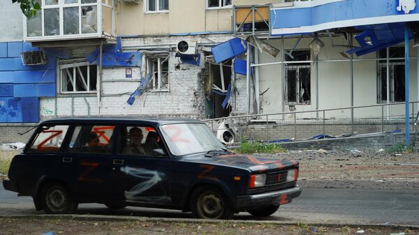 Частично разрушенное здание на одной из улиц Северодонецка