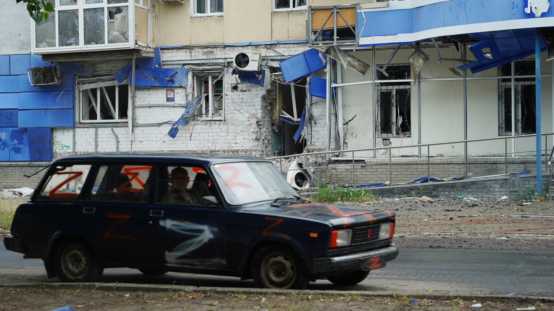 Частично разрушенное здание на одной из улиц Северодонецка - РИА Новости, 1920, 16.06.2022