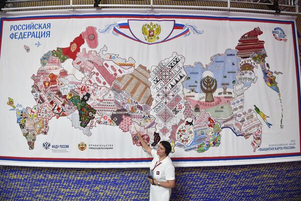 Вышитая карта Российской Федерации на XXV Петербургском международном экономическом форуме в конгрессно-выставочном центре Экспофорум