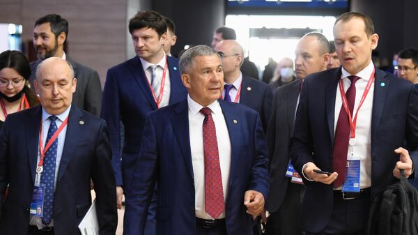 Президент Республики Татарстан Рустам Минниханов (в центре) на XXV Петербургском международном экономическом форуме - 2022