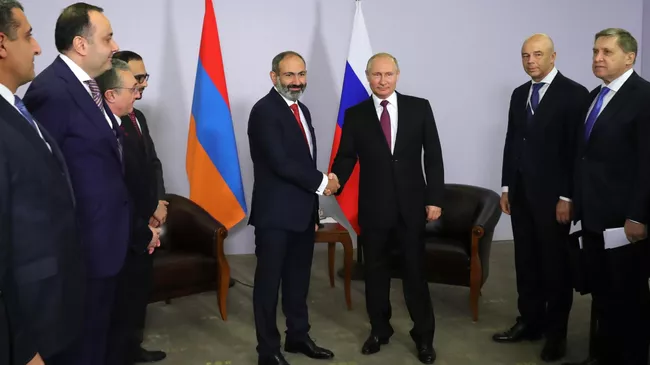 Президент РФ Владимир Путин и премьер-министр Армении Никол Пашинян во время встречи