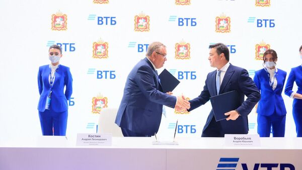 Президент-председатель правления ВТБ Андрей Костин и губернатор Московской области Андрей Воробьев после подписания соглашения