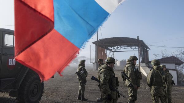 Российские миротворцы на блокпосту на дороге из Степанакерта в Лачин