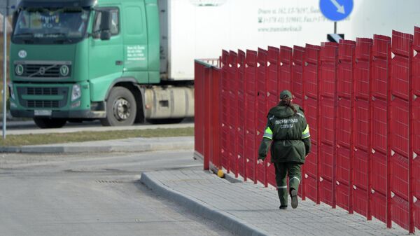 Белорусские пограничники проверяют транспорт