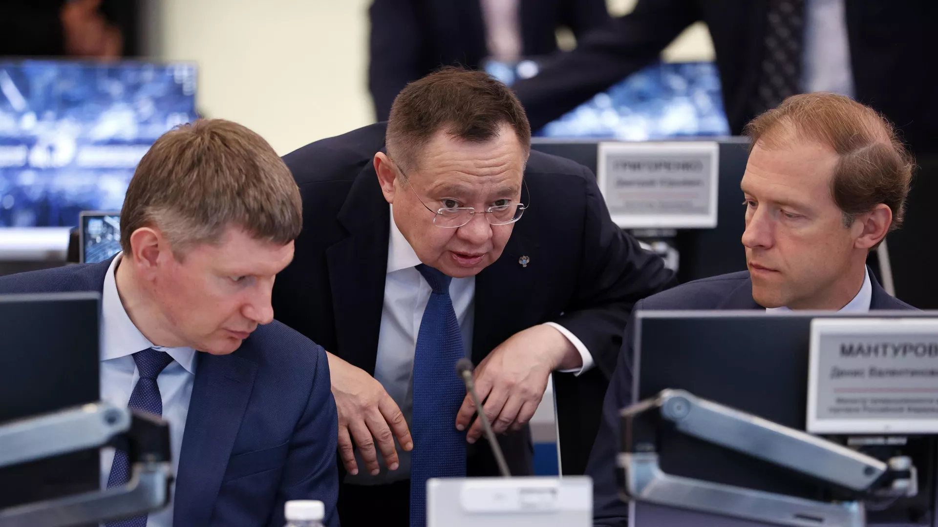 Министр экономического развития РФ Максим Решетников, министр строительства и жилищно-коммунального хозяйства РФ Ирек Файзуллин и министр промышленности и торговли РФ Денис Мантуров - РИА Новости, 1920, 06.09.2022