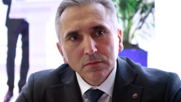 Губернатор Тюменской области Александр Моор дает интервью на стенде РИА Новости