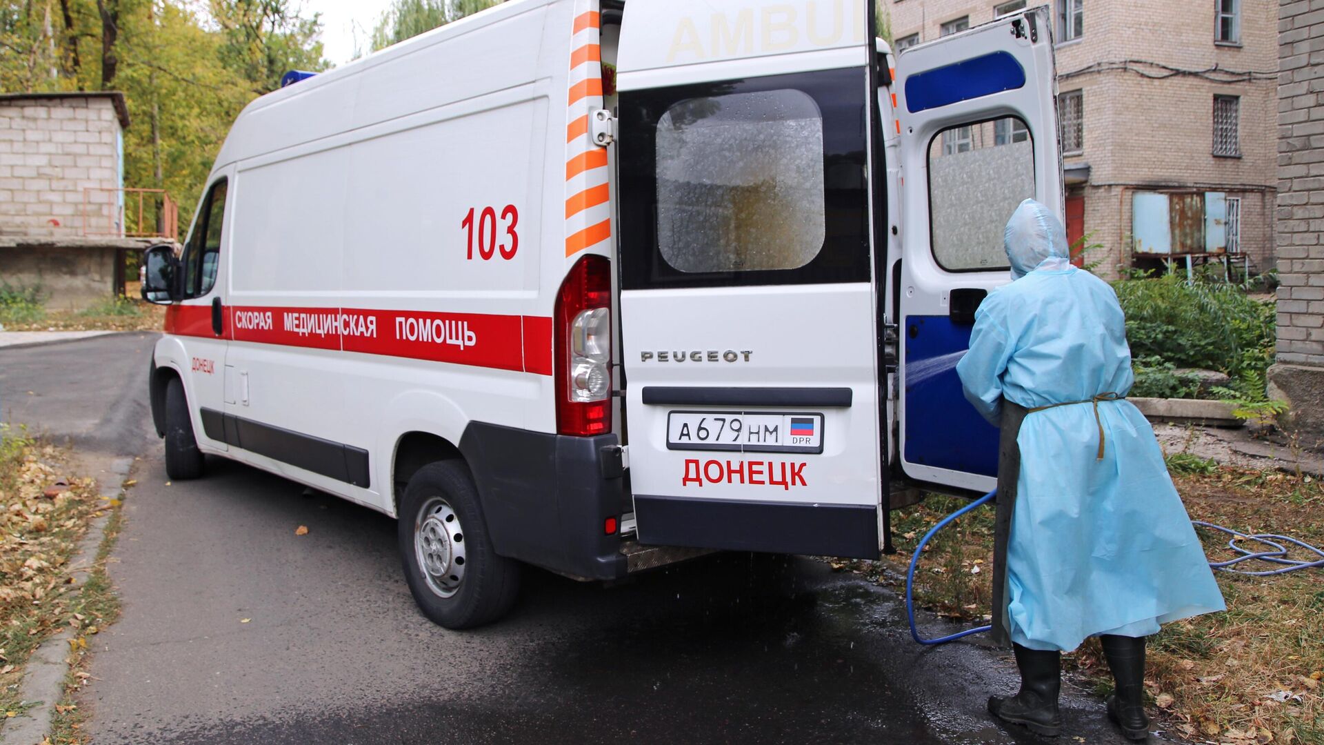 Автомобиль скорой помощи на территории Центральной городской больницы №1 в Донецке. Архивное фото - РИА Новости, 1920, 22.01.2023