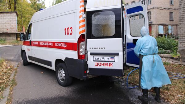 Автомобиль скорой помощи на территории Центральной городской больницы №1 в Донецке. Архивное фото