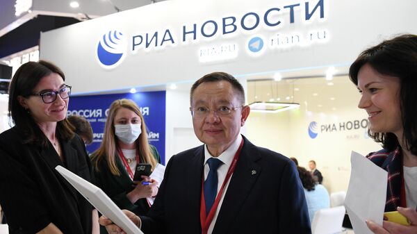 Министр строительства и жилищно-коммунального хозяйства РФ Ирек Файзуллин на стенде РИА Новости, представленном на Петербургском международном экономическом форуме - 2022.