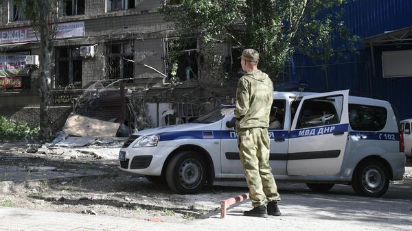 Сотрудник МВД ДНР на месте обстрела ВСУ в центре Донецка