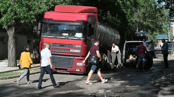 Грузовой автомобиль получивший повреждения в результате обстрела ВСУ центра Донецка