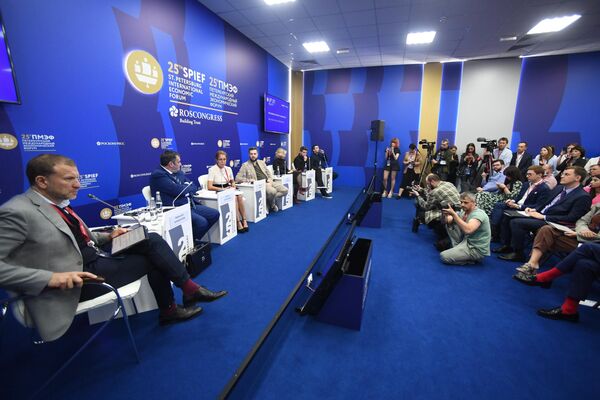 Участники сессии Fake news в эпоху глобализации в рамках XXV Петербургского международного экономического форума в конгрессно-выставочном центре Экспофорум