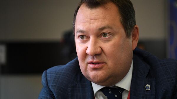 Временно исполняющий обязанности губернатора Тамбовской области Максим Егоров дает интервью на стенде РИА Новости, представленном на ПМЭФ - 2022