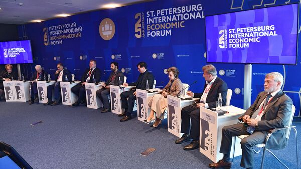 Участники сессии Диалог Россия-Иран в рамках XXV Петербургского международного экономического форума в конгрессно-выставочном центре Экспофорум