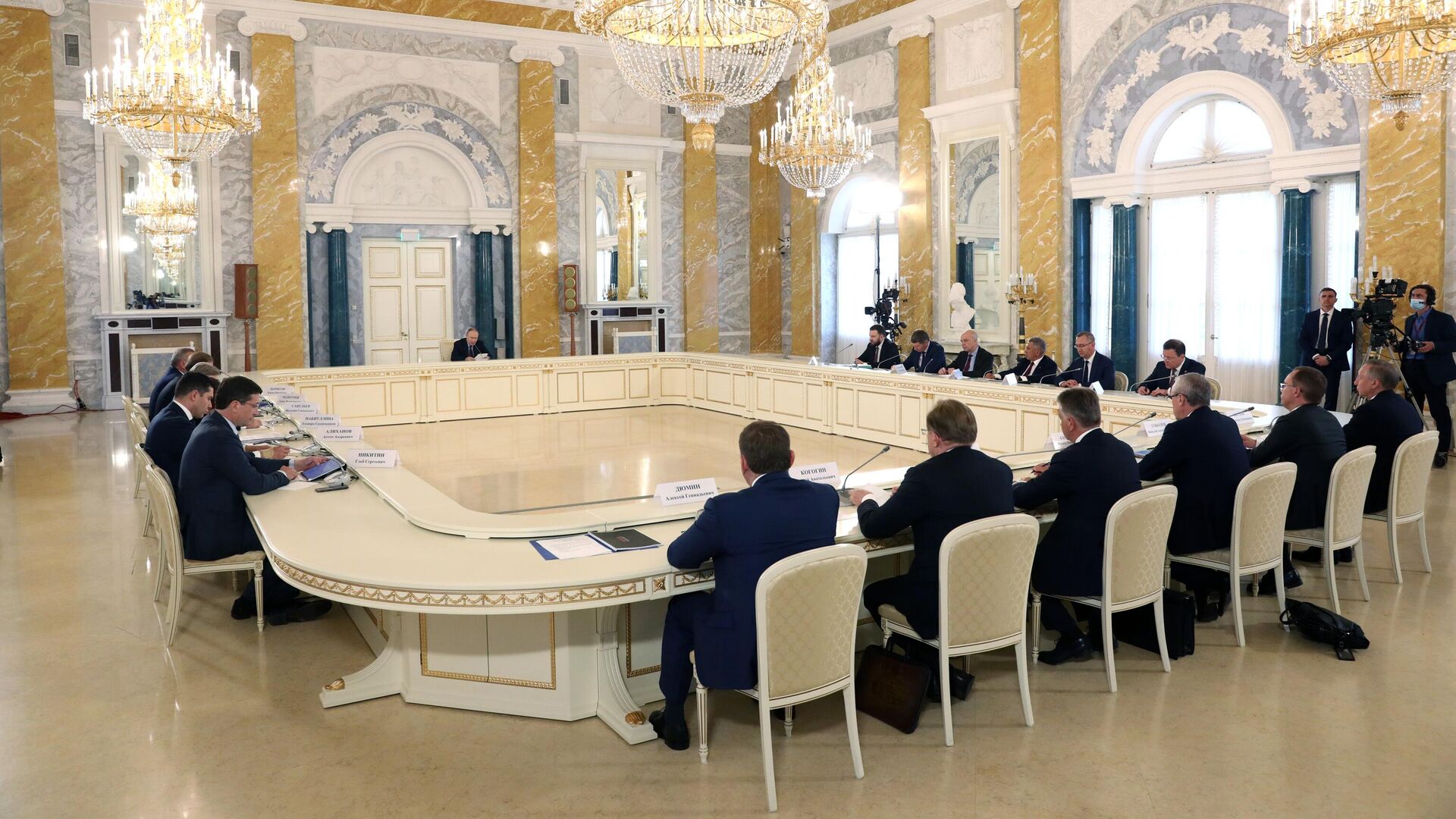 Владимир Путин проводит совещание с представителями бизнеса по вопросам развития автомобильной промышленности - РИА Новости, 1920, 16.06.2022