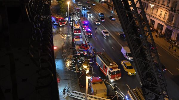 Автомобили противопожарной службы МЧС во время тушения пожара в семиэтажном здании на Тверской улице
