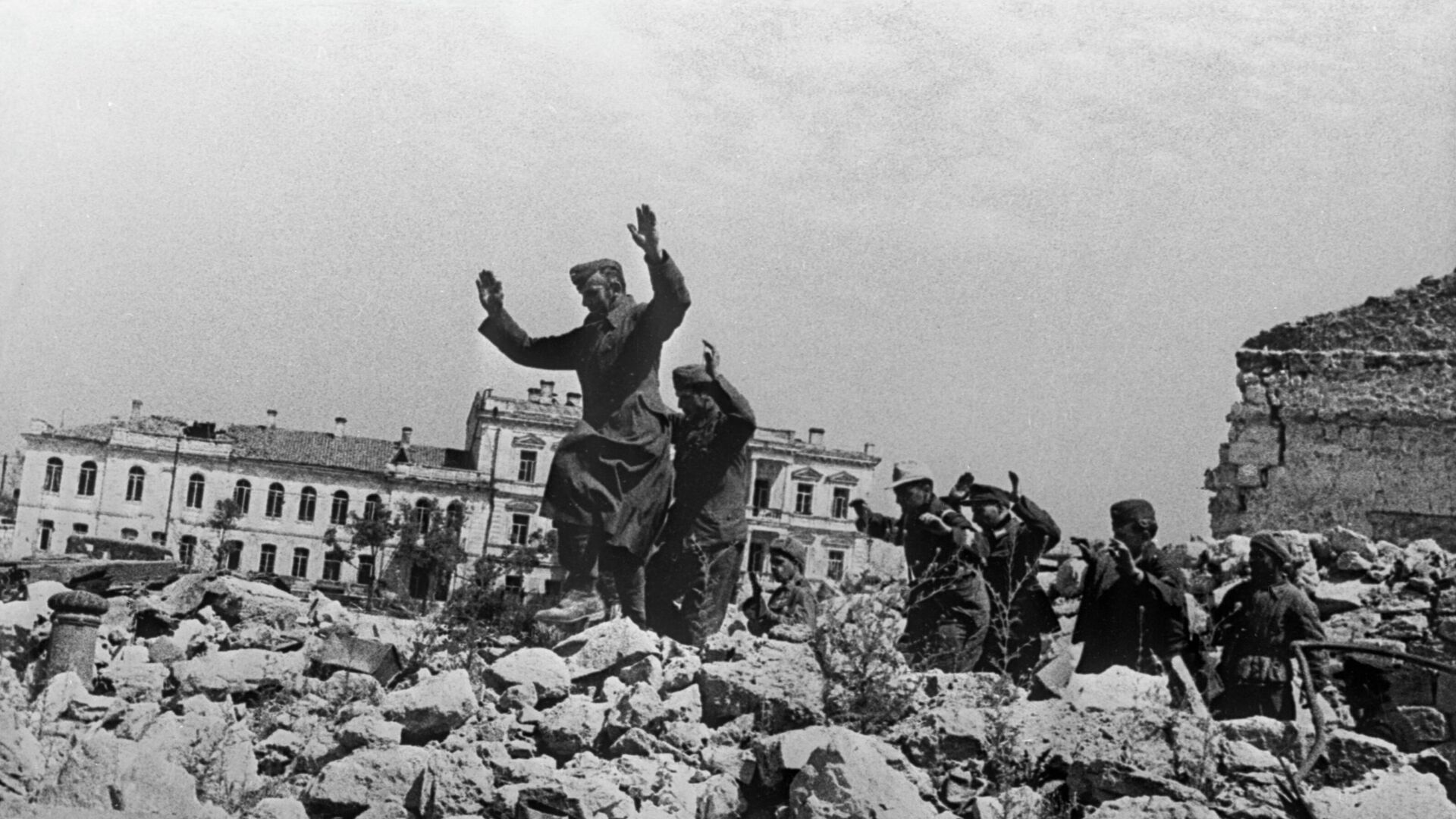 Пленные немцы на развалинах Севастополя около Графской пристани - РИА Новости, 1920, 17.06.2022