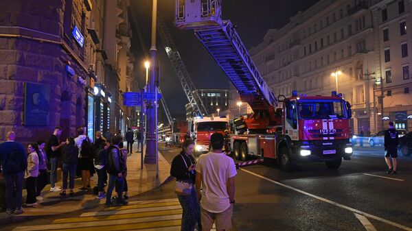 Автомобили противопожарной службы МЧС во время тушения пожара в семиэтажном здании на Тверской улице в Москве