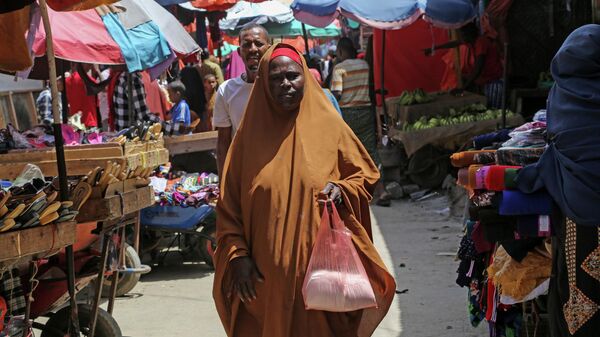 Покупатели на продовольственном рынке в Могадишо, Сомали