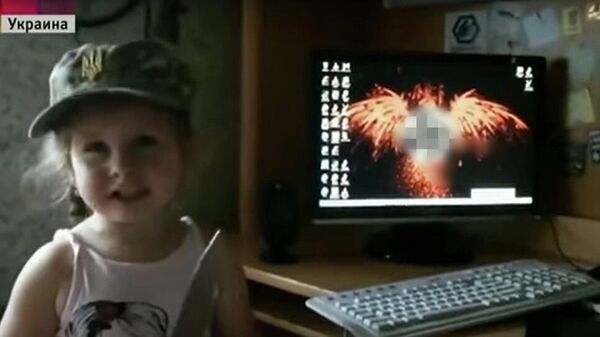 На этом видео, попавшем в Сеть, маленькая украинская девочка обещает резать русню. Кадр из новостного сюжета Первого канала.