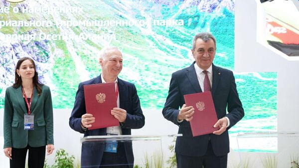 Глава РСО – Алания Сергей Меняйло и инвестор Владимир Гуриев после подписания соглашение о намерениях по созданию частного индустриального парка в Северной Осетии