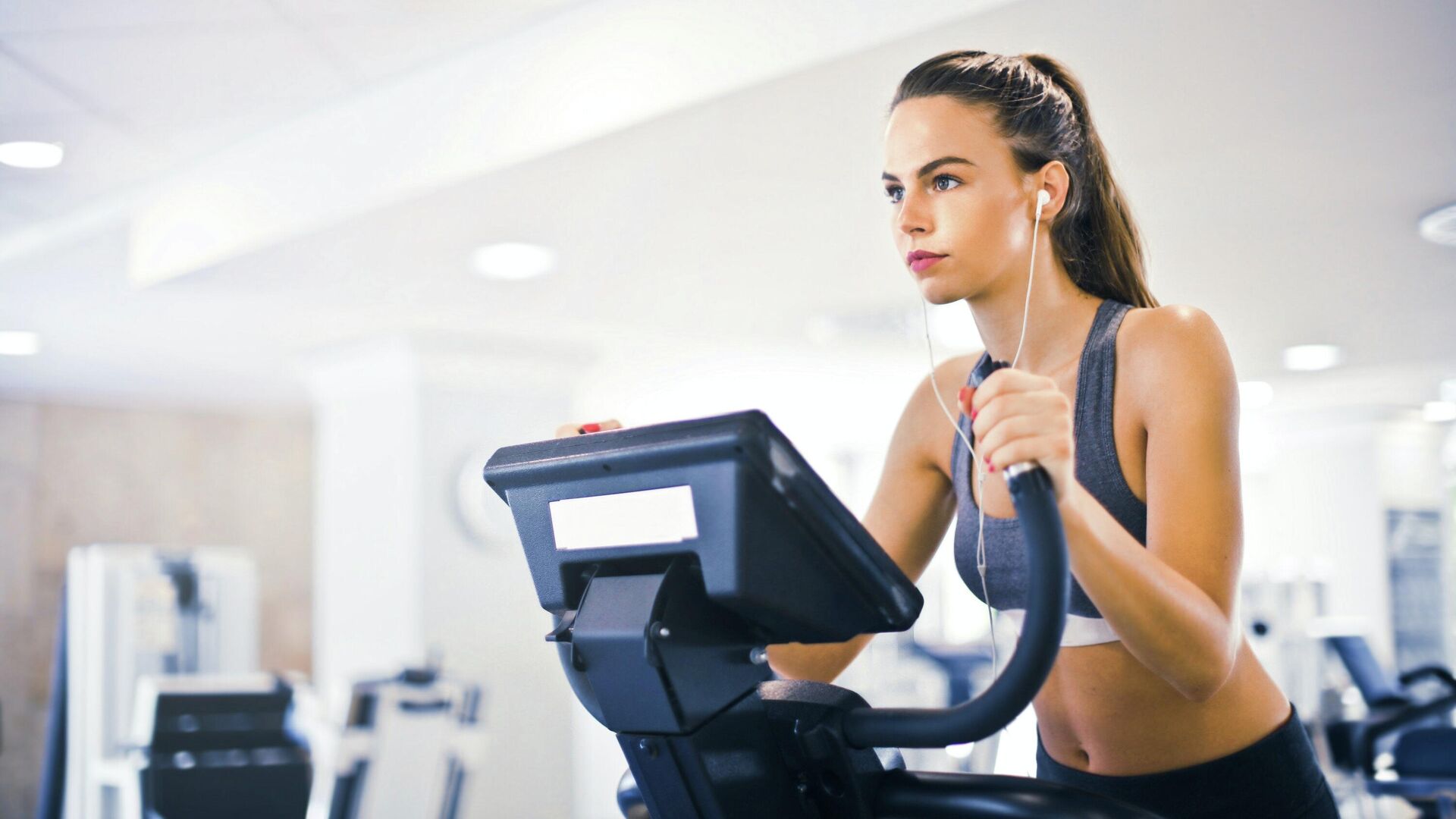 Жиросжигающая тренировка для похудения: упражнения в домашних условиях и в зале
