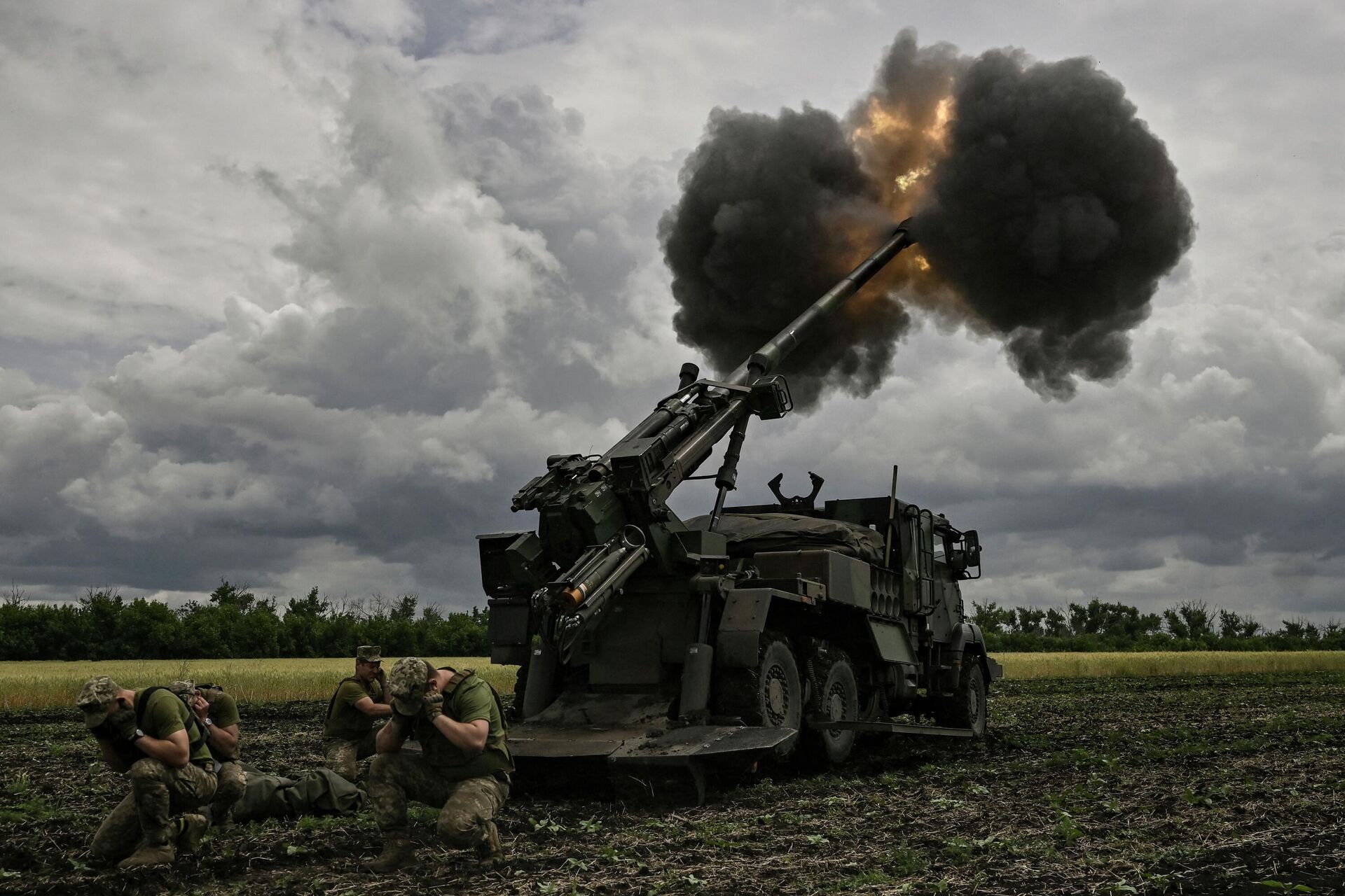 Украинские военные ведут огонь из французской самоходной установки Caesar в Донбассе - РИА Новости, 1920, 17.06.2022